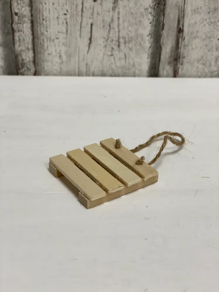 Holzpalette mit Band