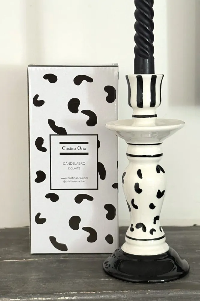 Kleiner schwarz-weißer Kerzenhalter