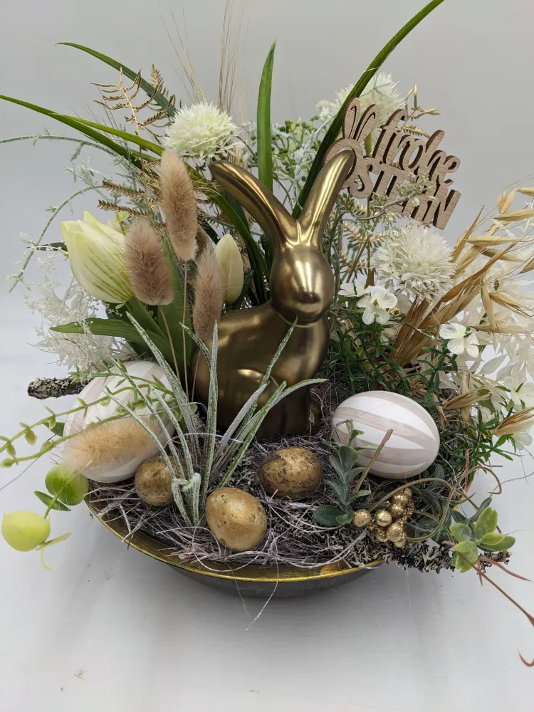 Ostergesteck Frühlingsgesteck Tulpen Gräser Eier gold weiss