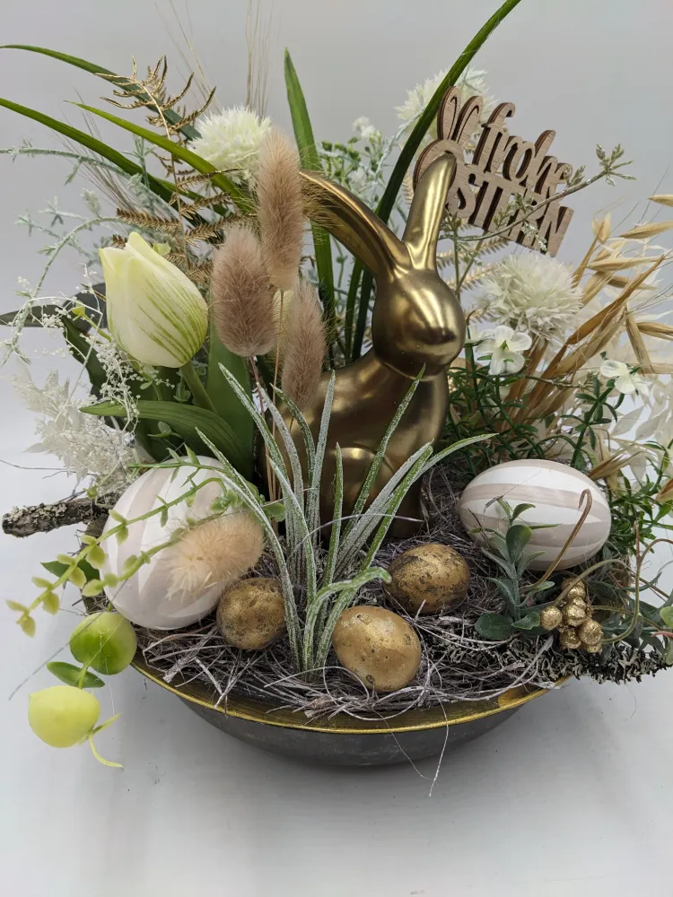 Ostergesteck Frühlingsgesteck Tulpen Gräser Eier gold weiss