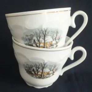 2er Set KAFFEETASSEN "Created Exclusively AVON" - Porzellan, Goldrand Linien Winterschnee Haus Scheune Bauernhof Baum Bäum...