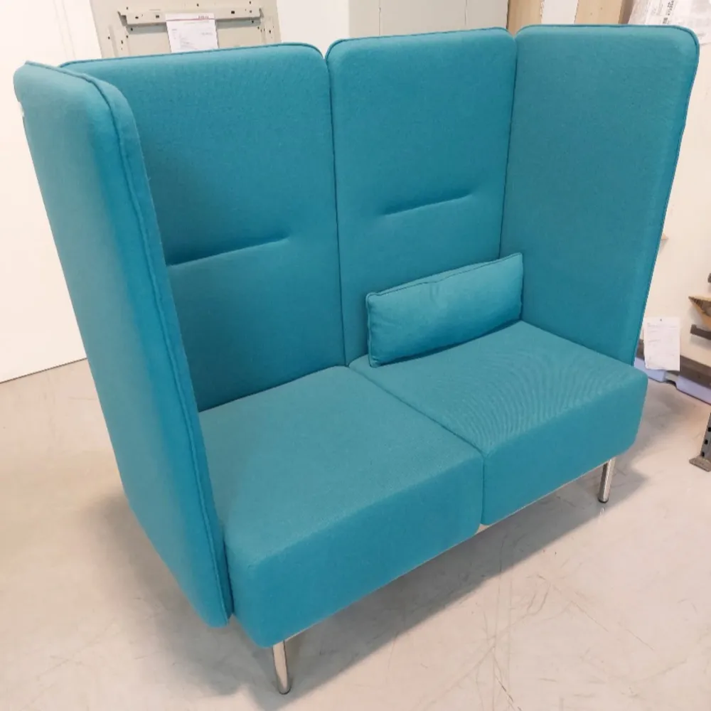 fm 2-Sitzer Sofa mit hohem gepol. Seiten - und Rückenpaneelen