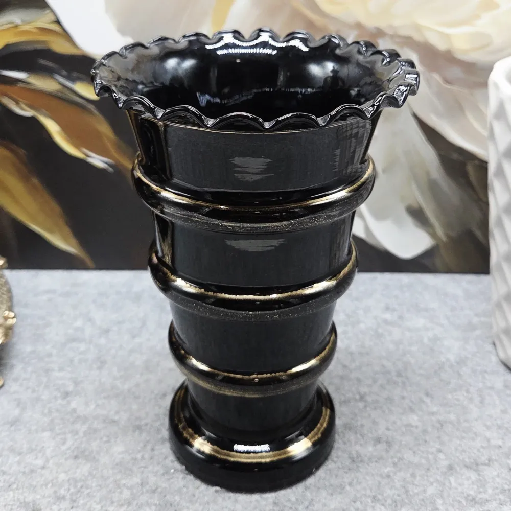 Art Deco Vase aus schwarzem Glas mit Golddekor. Hergestellt um 1930 (18cm.)