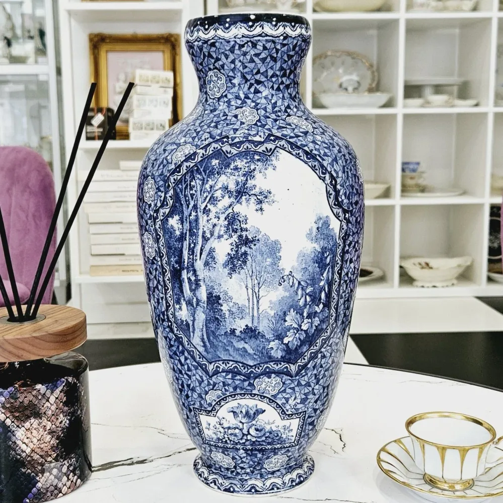 Einzigartige blaue Vase mit einer schönen Naturlandschaft und Blumen ( 36cm.)