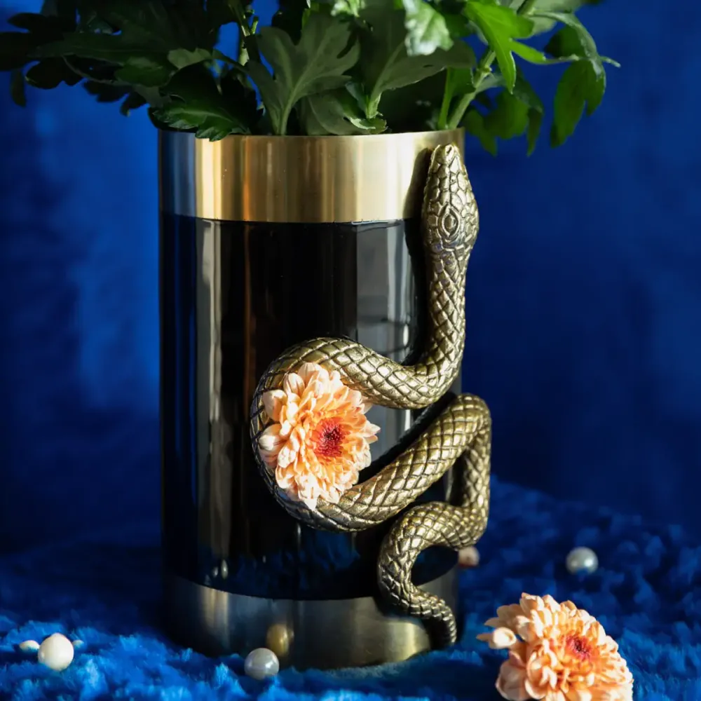 NEVER HURT SNAKE VASE schwarz mit gold