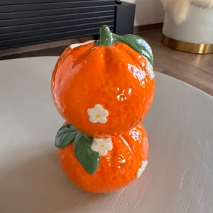 Orangen-Vase mit weißen Blüten