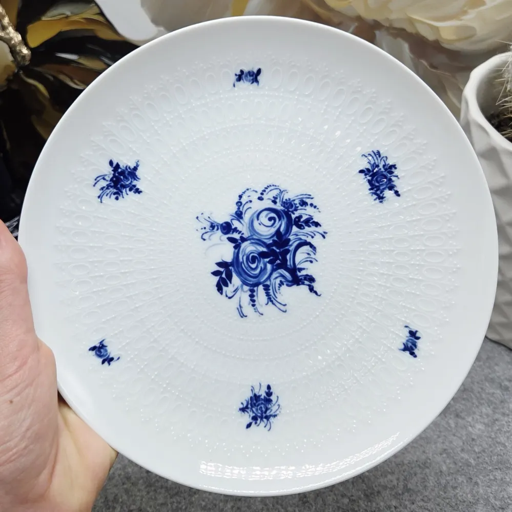 "Rosenthal Porzellanteller mit kobaltblauem Blumendekor (19,5cm.)