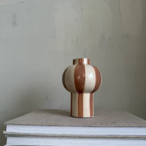 Vase. b r o w n. stripes
