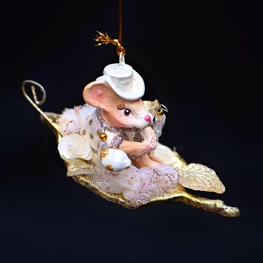Märchenhafte Maus mit hellgoldenem Hut auf einem Blatt