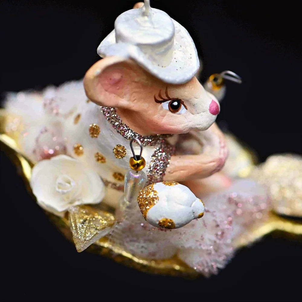 Märchenhafte Maus mit hellgoldenem Hut auf einem Blatt