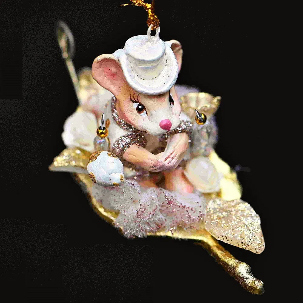 Märchenhafte Maus mit hellgoldenem Hut auf einem Blatt