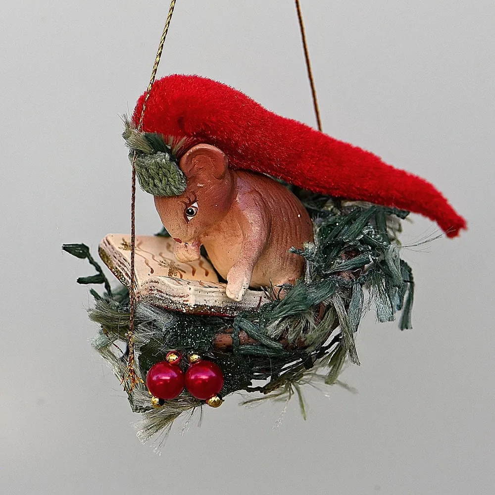 Weihnachtsmaus im Körbchen mit hellroter Mütze