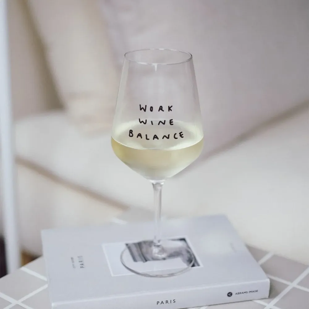 Weinglas "Work Wine Balance" Johanna Schwarzer × selekkt
