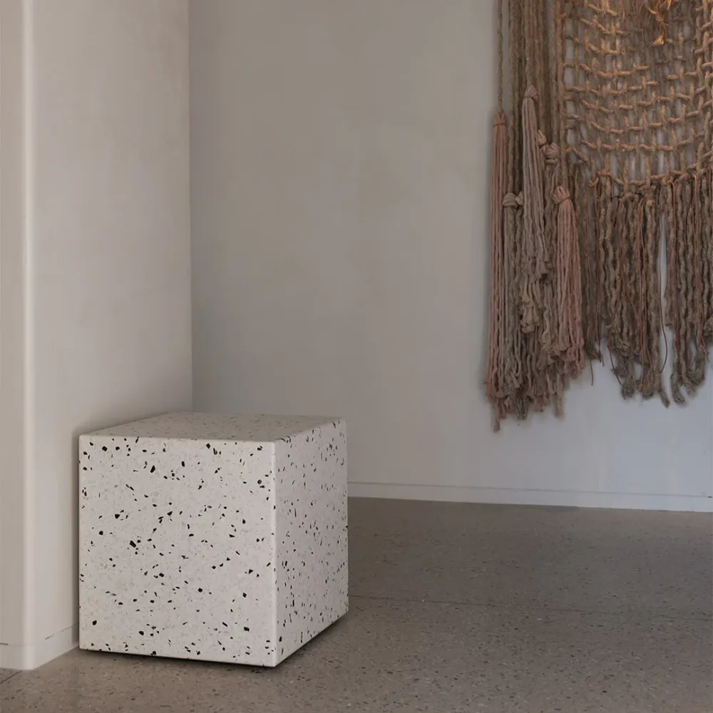 Beistelltisch Bodil – Weiß/Schwarzer Terrazzo – 40×40×40cm