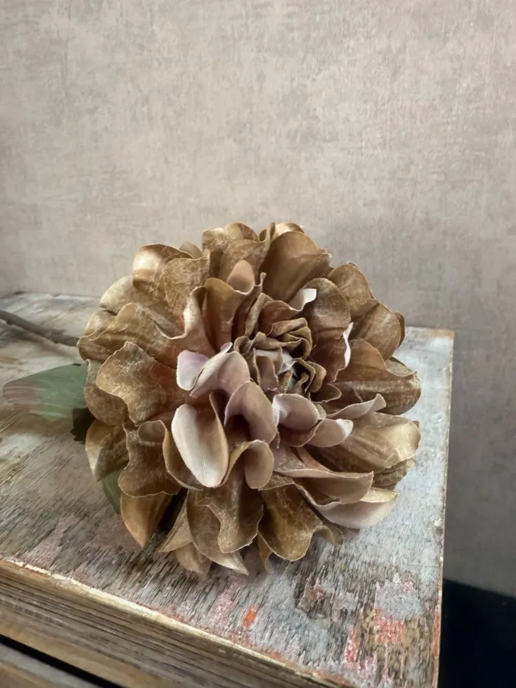 Künstliche Dahlienblüte | hellbraun